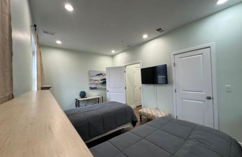 LUX Spacious Townhouse 4BR in DC - Photo 33