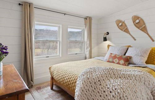 100% Renovated Stowe Village Farmhouse - Photo 2