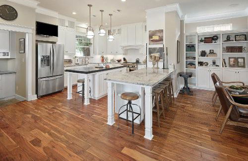 Luxury 5 BR 4 Bath, Hot Tub, Outdoor Kitchen, Across Street from Kyle Field! - Foto 39