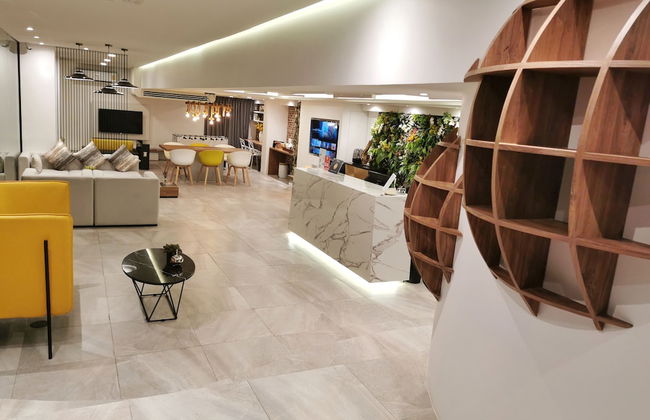 Benviar Tonson Residence - Photo 7