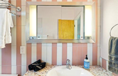 Mid Century Vibes - 2 Min to JTNP - Retro Dive Bar - View - Foto 27