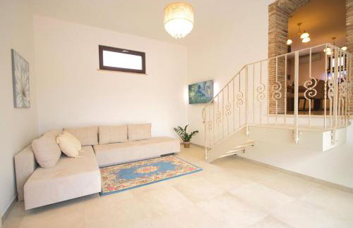 Gorgeous Pool Villa with a fenced garden - Photo 11