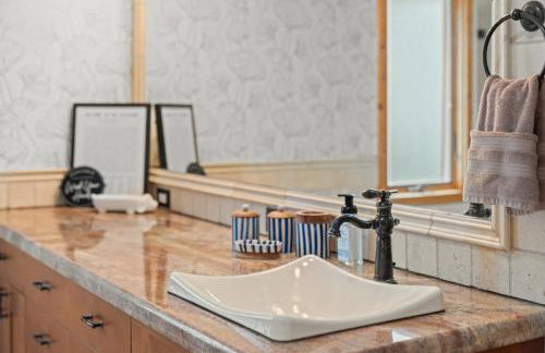 Cozy Pet-Friendly Condo l Pool l Dock l Walk to Parks - Foto 25