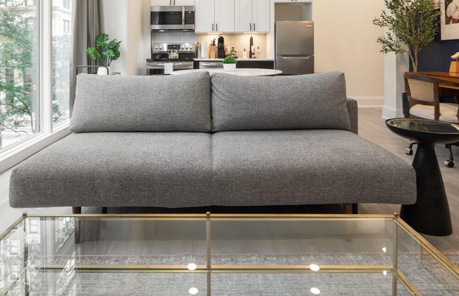 Sosuite Window Wall 1BR Apt w W D Desk - Photo 8