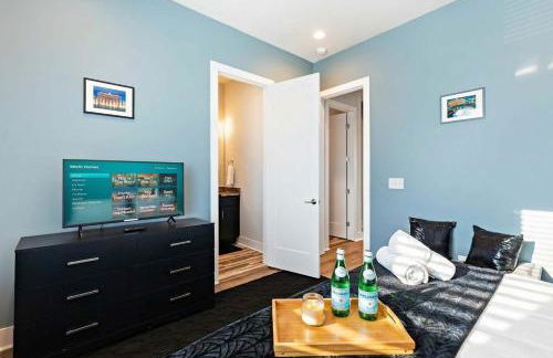 Private Home with Rooftop Game Room near Downtown - Foto 38