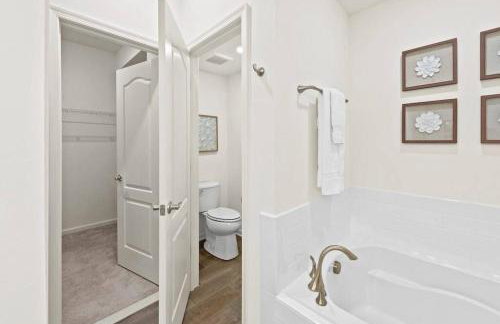 Modern Townhouse with Pool Gym & Tennis Near Beach - Foto 17