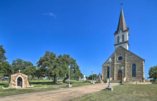Peaceful Schulenburg Farmhouse with Fire Pit and Games - Foto 31