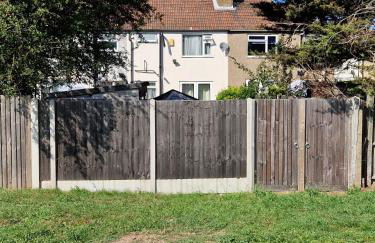 Lovely 4 bed house with patio & bbq - Photo 27