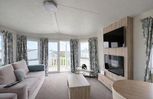 Stunning 8 Berth Caravan With Decking, Ref 71012P - Photo 9