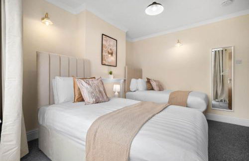 Stylish Four Bedroom House - Garden - Parking - Great Barr 110F - Foto 4