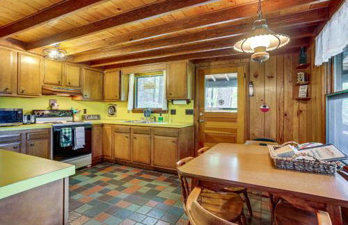Less Than 1 Mi to Lake Cabin with Hot Tub in Greentown! - Foto 8