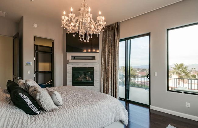 Luxury Contemporary Sanctuary w/ Pool and Views! - Foto 7