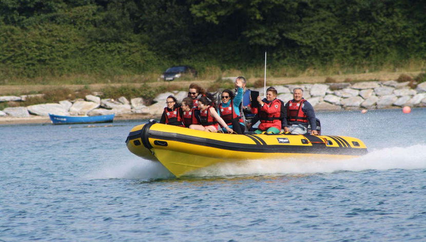 Lancha durante la actividad