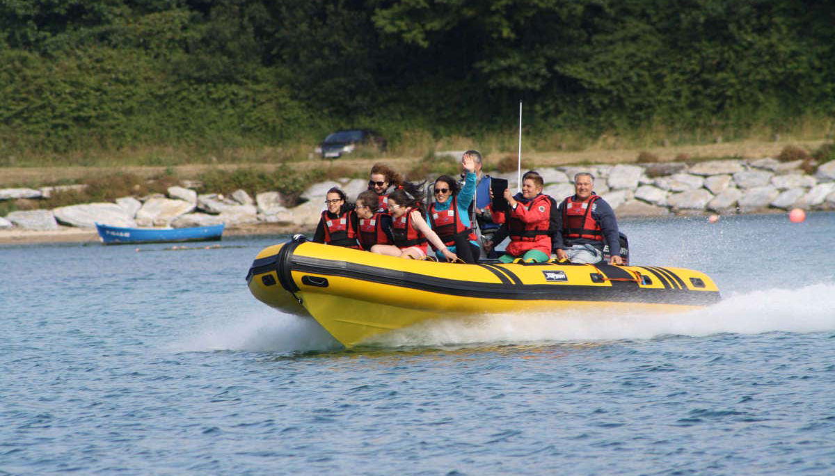 Lancha durante la actividad