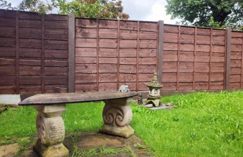 4-bed quiet cul de sac location with large secure off road parking for 4 cars - Foto 17