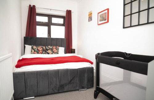 Sunny Beachside Apt with Free Parking - Foto 34