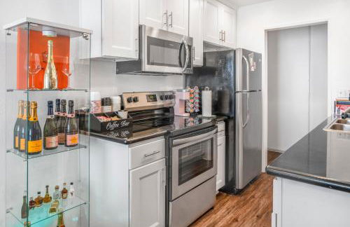 Luxury Pool View Spa Suite-Massage Chair-Steam Sauna-Welcome Champagne ! - Foto 35