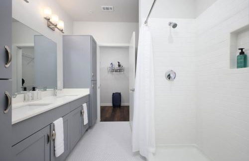 Chic 2BR-w Parking, Near Rvrwalk, Dome & Conv Ctr - Foto 25
