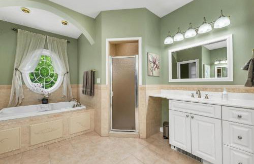 White Mountain Retreat with Theater, Fire Pit, Game Room and River Access - Foto 27