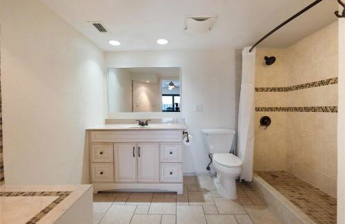 Sunrise beach views with top complex amenities and pool access! - Foto 9