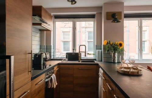 Central Manchester Gem with Stylish 2BR Retreat and Free Carpark - Foto 23