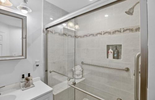 Stylish Hot Tub Retreat with Ping Pong home - Foto 19