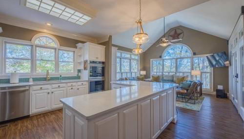 Large Luxury House, King Beds and More, Hot Tub, Theater, Fireplace, Game Room, Ping-pong, Pool Table, Air Hockey, Arcade, River, Big Kitchen, Nice Porch, Quiet, Good for Families and Large Groups, Near UGA Golf Course, Close to UGA & Stanford Stadium - Photo 4