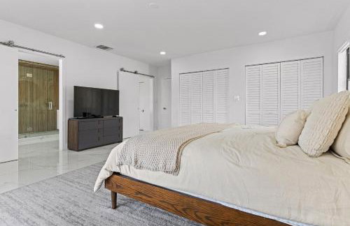 April Sale! 4 BR - Private Pool, Grill, Soaking Tub, Near Coral Gables & MIA Airport - Photo 9