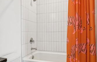 Nashville Townhouse with Rooftop & Modern Comfort - Foto 44