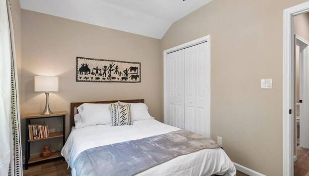 Modern Cabin Nestled in a Pine Forest Near Austin - Foto 2, Quarto