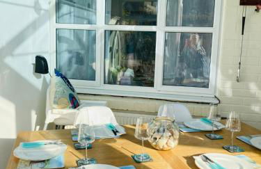 Stunning Seafront House with garden and private parking - Foto 68