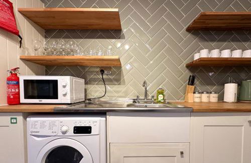 6-Bedroom Contractor House with 9 Beds - Managed by Your Lettings Short Lets & Serviced Accommodation Peterborough including Free Parking and WiFi and Netflix - Photo 23