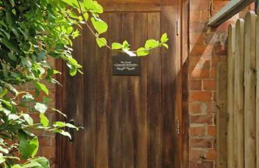 The Nook- Cotswold guest room - Photo 23