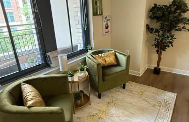 Luxury Stay-Free Parking-Amazon HQ-Nearby DC-Wifi-Pool-Gym - Photo 1