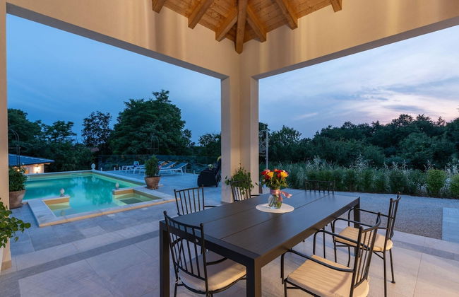 Modern Villa With Swimming Pool and Fenced Garden - Photo 22