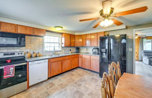 Hunt, Fish and Hike Home with Deck in Encampment - Foto 10