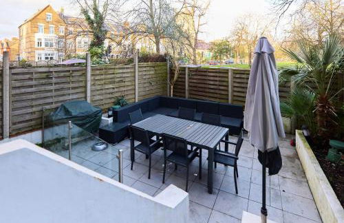 The Clapham Crib - Spacious 4BDR House with Patio - Photo 74