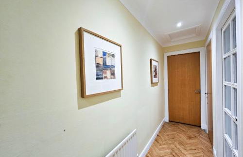 Edinburgh Central 2-bedroom Apartment with Free Parking and Stunning Views - Photo 35