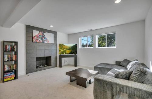 Stylish Bellevue Retreat - Photo 4