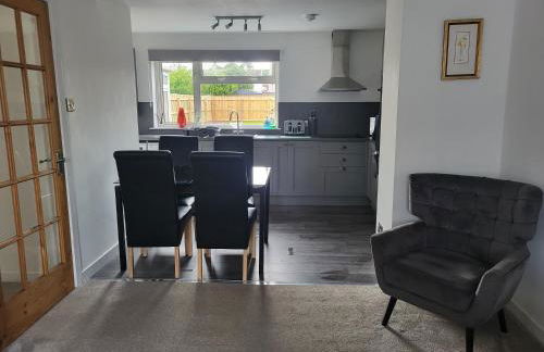 Central 2-bedroom bunglow with double sofa bed - Photo 6