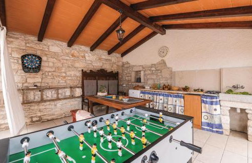 Beautiful Apartment In Hrboki With Wifi - Photo 2