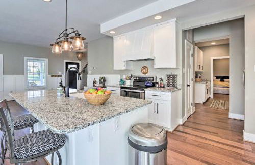 Morrisonville Manor with Fire Pit and Hot Tub! - Foto 10