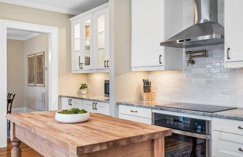 Luxurious Retreat in Historic Downtown Burlington Downstairs Only - Foto 27