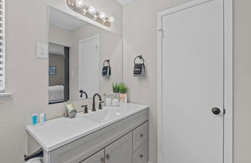 DFW Retreat - Pool, Spa & Minutes to Dallas & Fort Worth - Photo 15