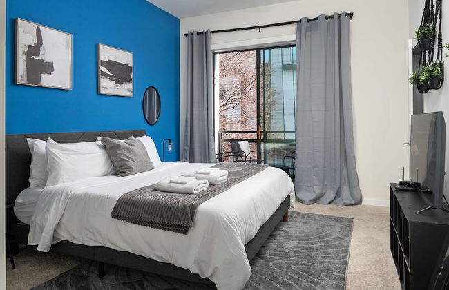 Spacious 2BD With Private Balcony and Free Parking - Foto 1