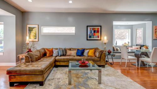 Spacious 5-BR House near Transit w Parking - Foto 2