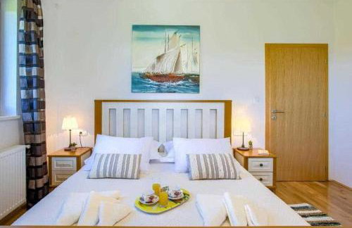 5-Bed Villa with Pool, Jacuzzi & Padel Court - Foto 33