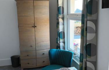 Contemporary one bed studio. Sea views and parking - Foto 3