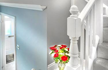 Woking - 2 Bedroom House - Parking - Photo 4