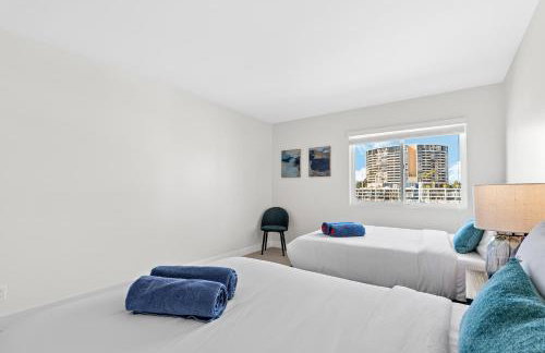 Serenity Over the Sails - A 2-Bedroom Escape w Stunning Marina Views - Foto 26